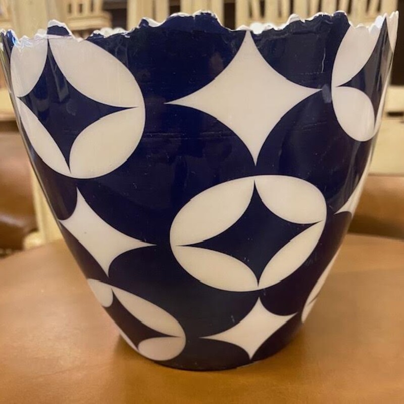 Geometric Ridge Edge Planter
Blue White Metal
Size: 6x5H
NEW
Coordinating Planters Sold Separately