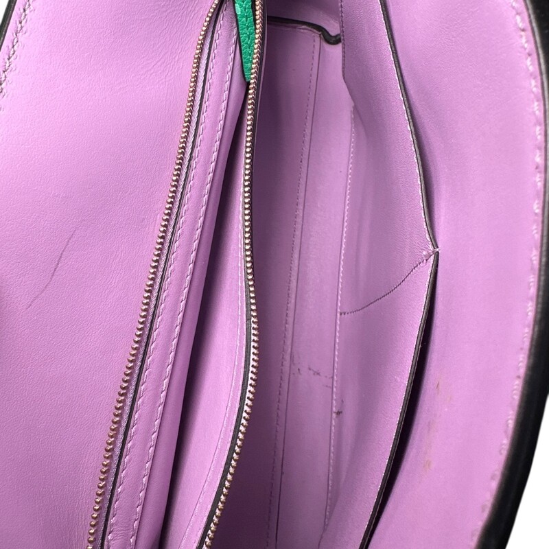 Versace La Medusa Calfskin Large Green

Code: 041CA85A986A80

Dimensions:
Base length: 13.75 in
Height: 11.00 in
Width: 5.25 in
Drop: 3.75 in
Drop: 11.25 in
Drop: 17.50 in

In very good condtion. Light wear to the corners. Marks in the interior.

Does not come with the original dust bag or box.