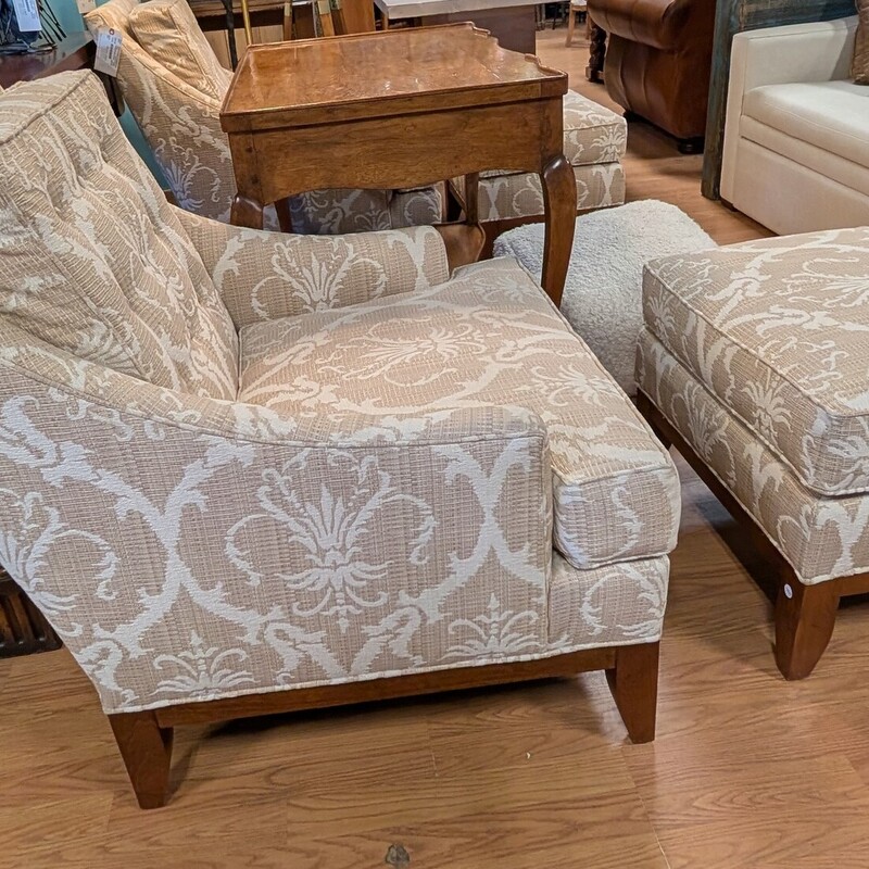 Fairfield Fenton Lounge, Tan/White<br />
29w x 36d x 36h<br />
Ottoman 19 x 24