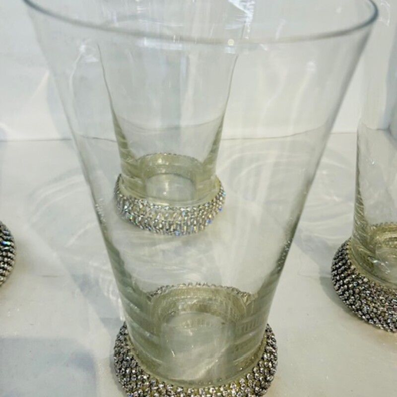 4 Rhinestone Pilsner Glasses<br />
Clear with Silver Rhinestone Trim<br />
Size: 16oz<br />
Handwash Only<br />
4pc