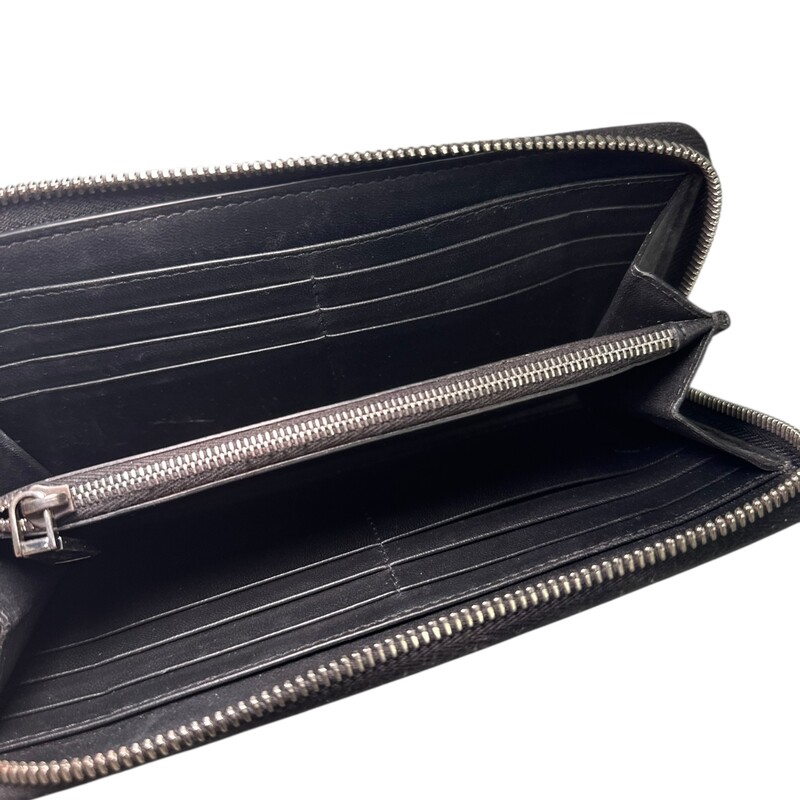 Balmain Zip Black White Wallet<br />
<br />
In very condition. Light marks to the corners.<br />
<br />
Does not have the original dust bag or box.
