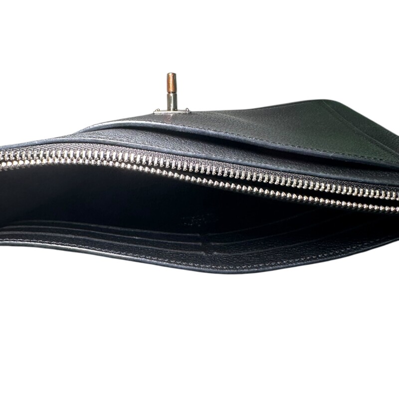 Louis Vuitton Lockme Taurillion Leather Crossbody<br />
<br />
Date Code: TA 1109<br />
<br />
In very good condition. Some slight tarnishing  and marks on the hardware.<br />
<br />
Comes with original dust bag. No box.