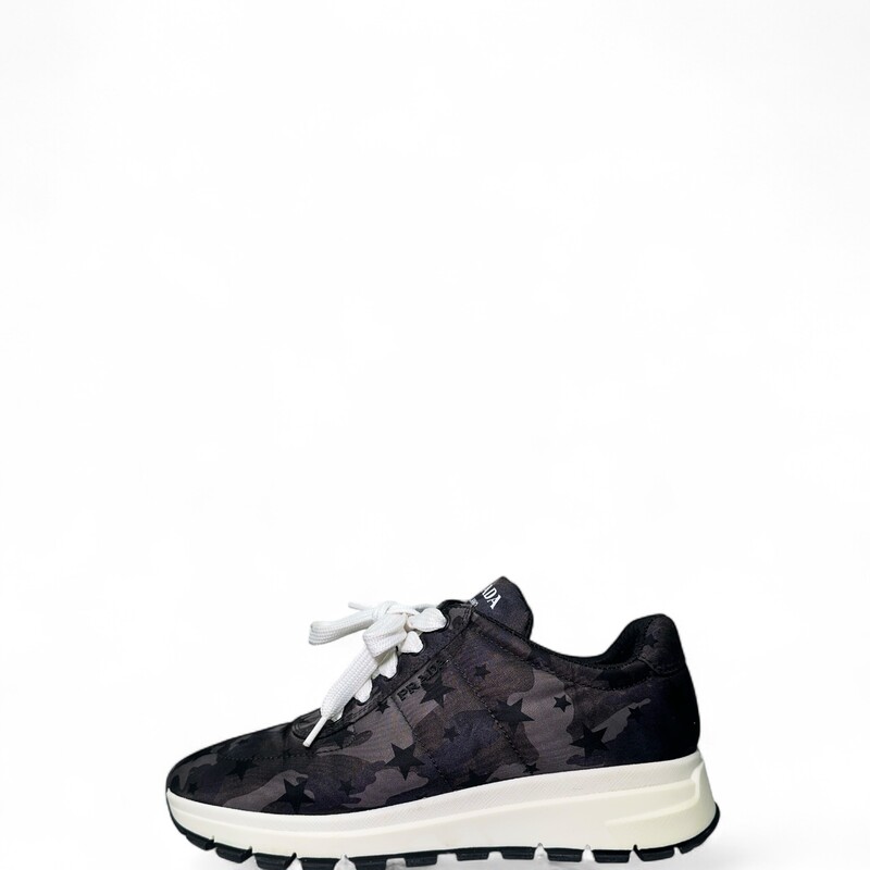 Prada Fantastic Star Camo Sneakers

Size: 39

Style Code: 1E5531

In very good condition.Some scuffs on the rubber.

Comes with the original box. No dust bag.