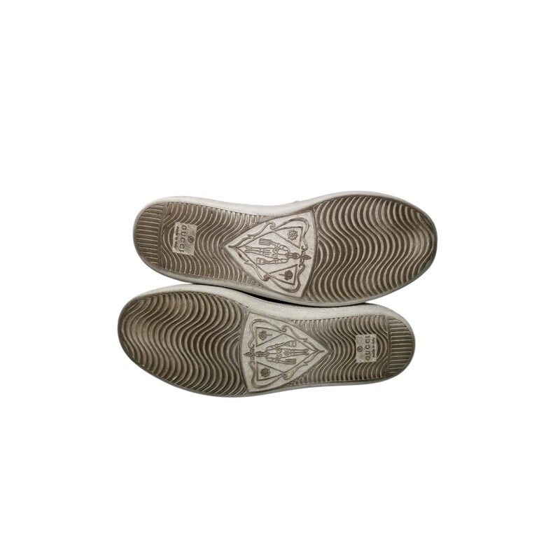 Gucci GG Strawberry Supreme Sneakers<br />
<br />
Size 35<br />
<br />
In very good ocndition. Light wea to the sneakers.<br />
<br />
Does not come witht the original dust bag or box.