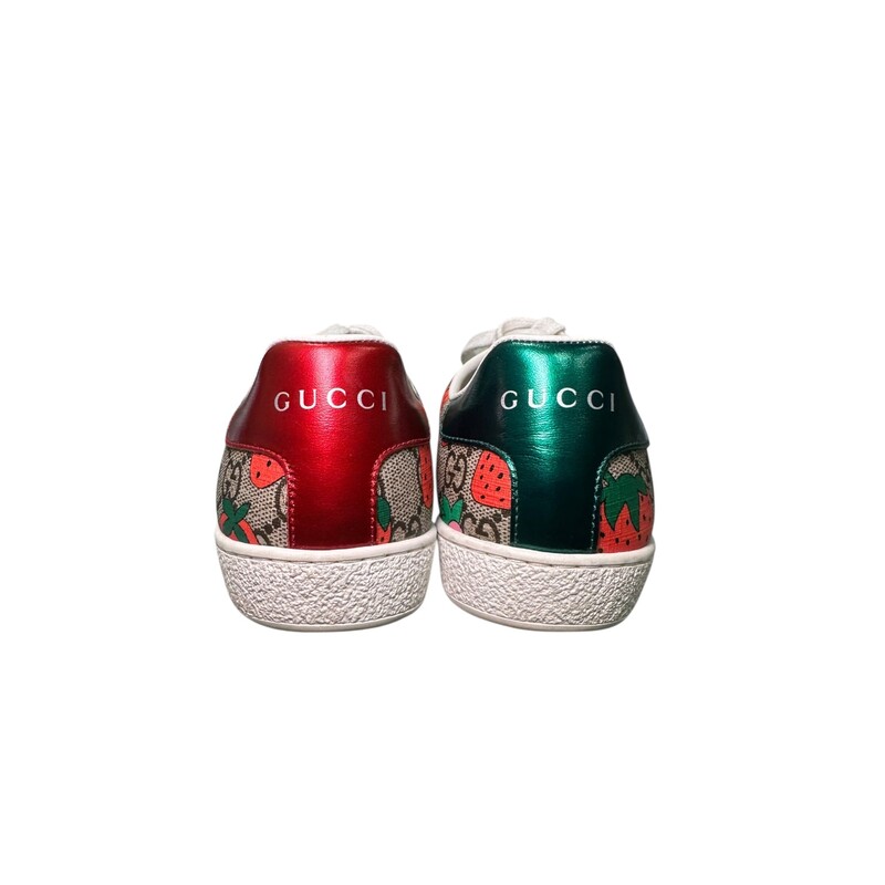 Gucci GG Strawberry Supreme Sneakers<br />
<br />
Size 35<br />
<br />
In very good ocndition. Light wea to the sneakers.<br />
<br />
Does not come witht the original dust bag or box.
