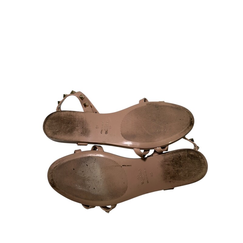 Valentino Rockstud Sandals Tan<br />
<br />
Size: 40<br />
<br />
In very good condition. Wear to the bottoms of the soles.<br />
<br />
Does not come with the original dust bag or box.