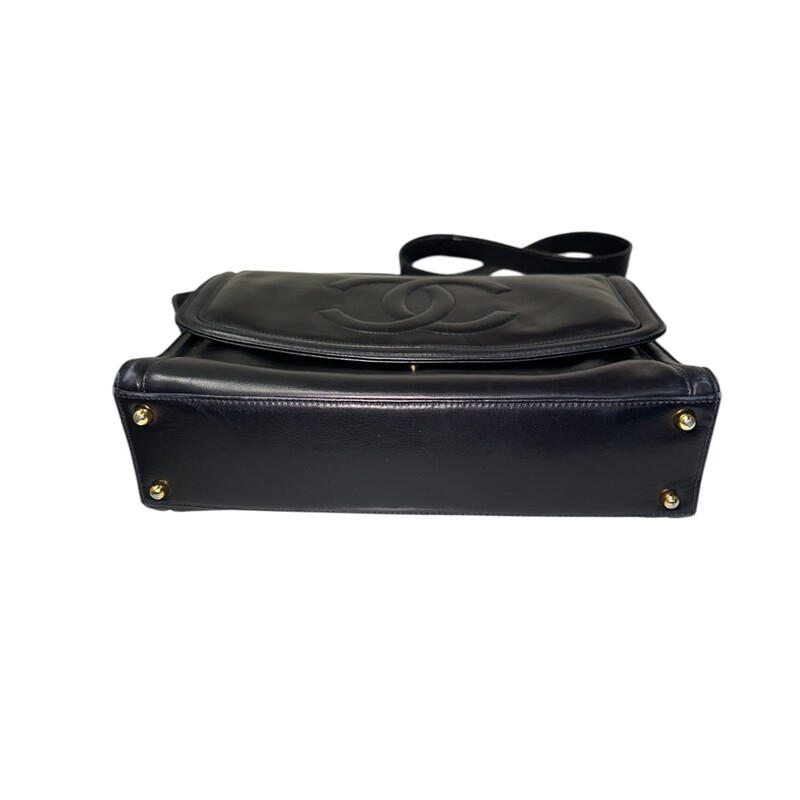 Chanel Timeless Flap Shoulder Messanger Lambskin<br />
<br />
Code: 228****<br />
<br />
Dimensions:<br />
Length: 10.50in<br />
Width: 11in<br />
Height: 3.75in<br />
Drop: 14in<br />
<br />
In very good condition. Light scuffs around the bag.<br />
<br />
Does not come with the original dust bag or box.