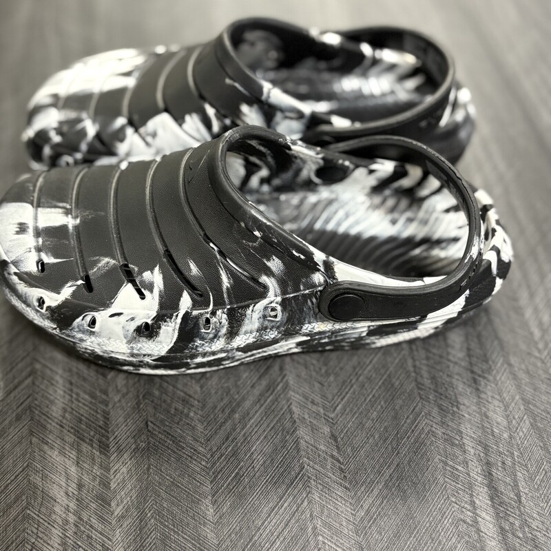 Blackrugged Shark Slides, Size: 1