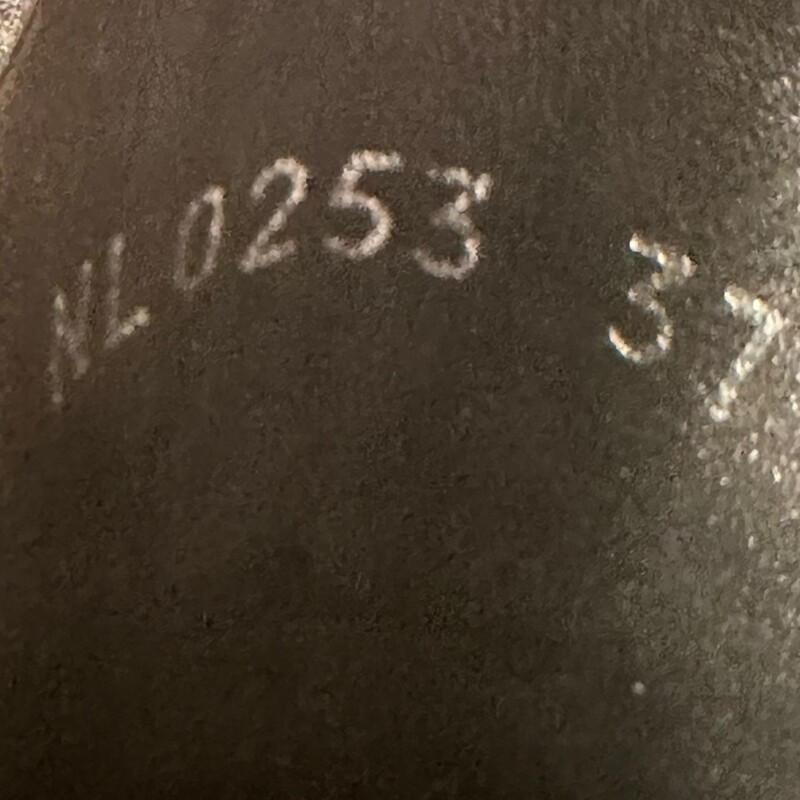 Louis Vuitton Uniformes BeauBourg Leather Monogram Boots<br />
<br />
Size:37<br />
<br />
Date Code: NL0253<br />
<br />
In very good condition. Minor distressing and minor scuffs of the leather.<br />
<br />
Does not come with original dust bag or box.