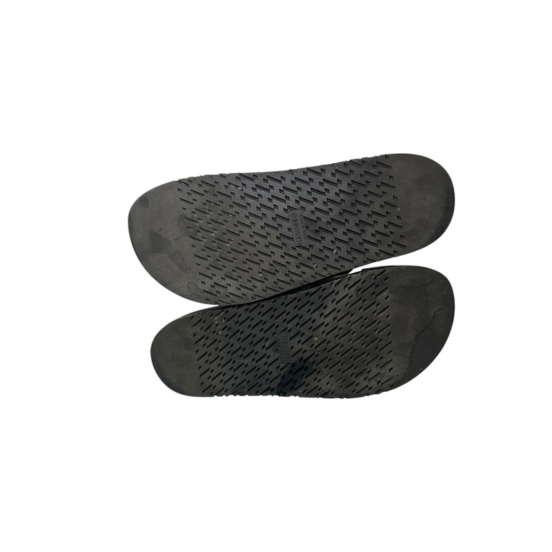 Hermes Chypre Sandals White<br />
<br />
Size: 38<br />
<br />
Code: FR222299Z<br />
<br />
Creasing to the leather. Light staining and scuffing to the interior.<br />
<br />
Does not come with the original dust bag or box.