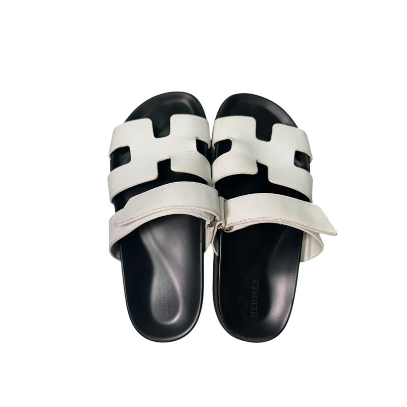 Hermes Chypre Sandals White<br />
<br />
Size: 38<br />
<br />
Code: FR222299Z<br />
<br />
Creasing to the leather. Light staining and scuffing to the interior.<br />
<br />
Does not come with the original dust bag or box.
