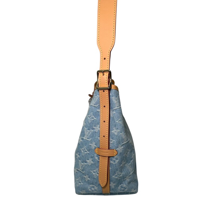 Louis Vuitton Carryall PM Monogram Denim<br />
<br />
Code: Chipped<br />
<br />
Dimensions:<br />
Length: 11 in<br />
Height: 9.5 in<br />
Width: 5.25 in<br />
Drop: 16.5 in<br />
<br />
In very good condition. Light stain on front of bag. Comes with the tag and pochette.<br />
<br />
Comes with the original dust bag. No box.