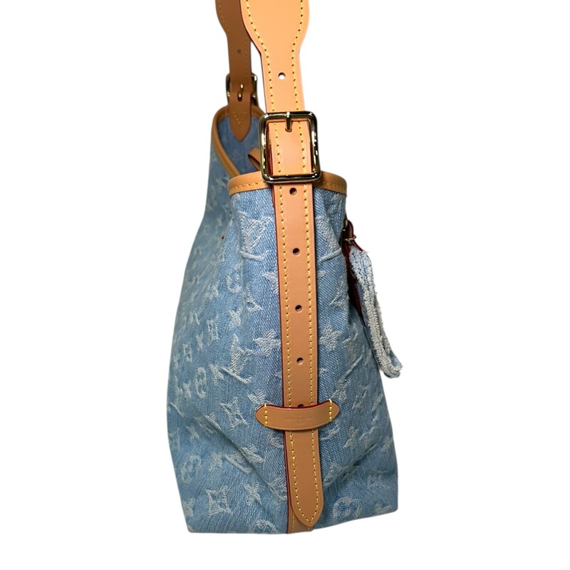 Louis Vuitton Carryall PM Monogram Denim

Code: Chipped

Dimensions:
Length: 11 in
Height: 9.5 in
Width: 5.25 in
Drop: 16.5 in

In very good condition. Light stain on front of bag. Comes with the tag and pochette.

Comes with the original dust bag. No box.