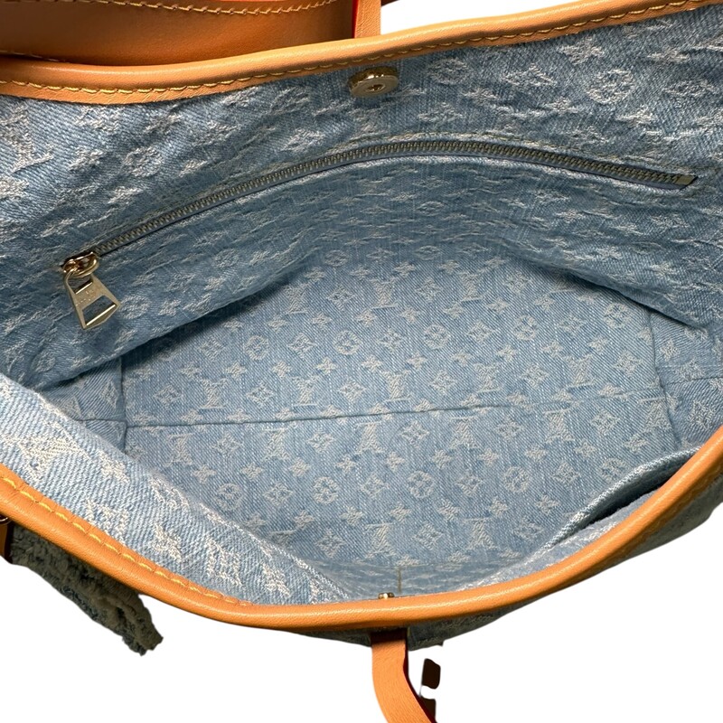 Louis Vuitton Carryall PM Monogram Denim<br />
<br />
Code: Chipped<br />
<br />
Dimensions:<br />
Length: 11 in<br />
Height: 9.5 in<br />
Width: 5.25 in<br />
Drop: 16.5 in<br />
<br />
In very good condition. Light stain on front of bag. Comes with the tag and pochette.<br />
<br />
Comes with the original dust bag. No box.