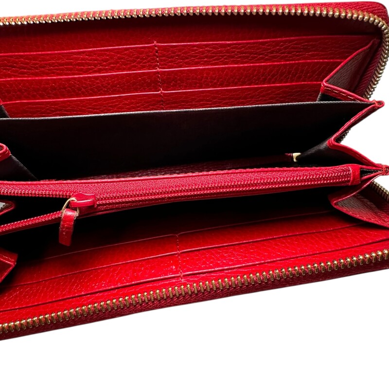 Gucci Interlocking Marmont Leather Wallet

Style Code:456117.496334

Dimensions:7 L x 4H

In very good condition. Slight tarnshing of the hardware.

Does not come with original dust bag or box.