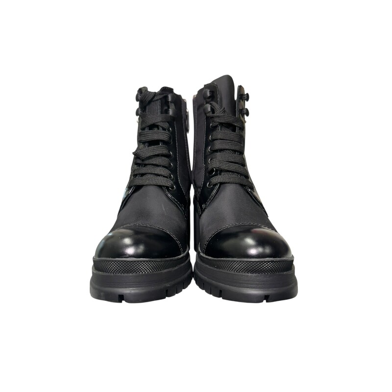 Prada Re Nylon Plaque Logo Boots Size 35.5

Style Code: 708

In very good condition. Minor suffs on the ruber

Does not come with original dust bag or box.