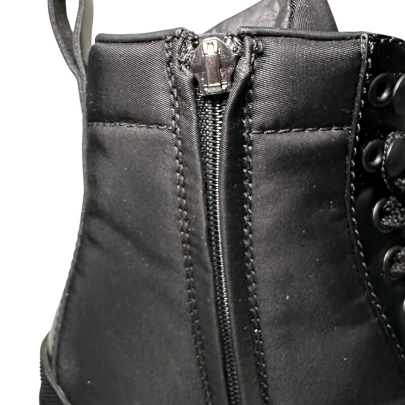 Prada Re Nylon Plaque Logo Boots Size 35.5

Style Code: 708

In very good condition. Minor suffs on the ruber

Does not come with original dust bag or box.