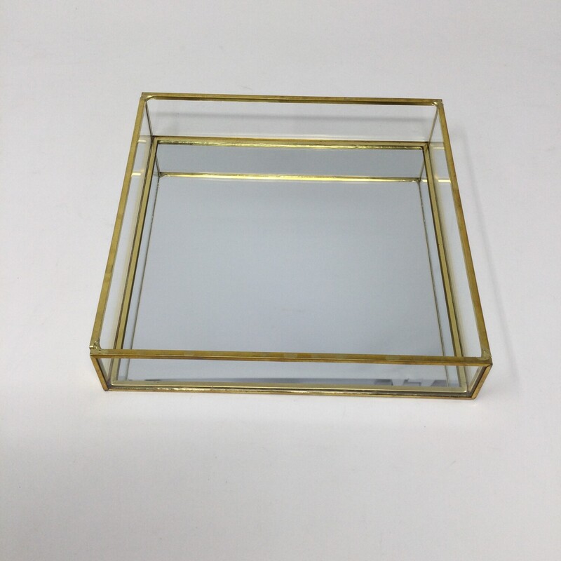 Mirrored Square Dish,
Gold,
Size: 6 X 6 X 1 In