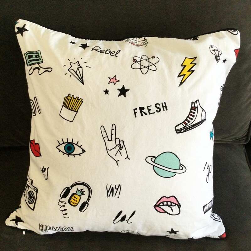 Toss Cushion,
 White/Blck/Multi,
Size: 19 X 19 In