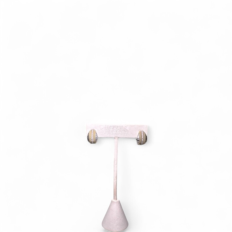 Lagos Caviar Clip Earrings

Sterlimg Silver and 18 K Gold post

Does not come with original dust bag or box.