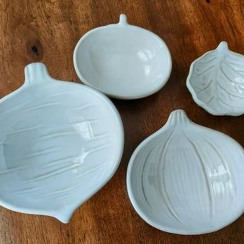 4 Williams Sonoma Nested Veggie Measuring Cups
White
Size: 5x5