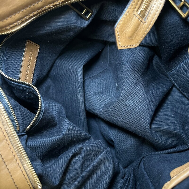 Burberry Hobo House Check Bag<br />
<br />
 Size: OS<br />
<br />
ITEFFEPll4SCA<br />
<br />
In very good condition.<br />
<br />
Does not come with the original dust bag or box.