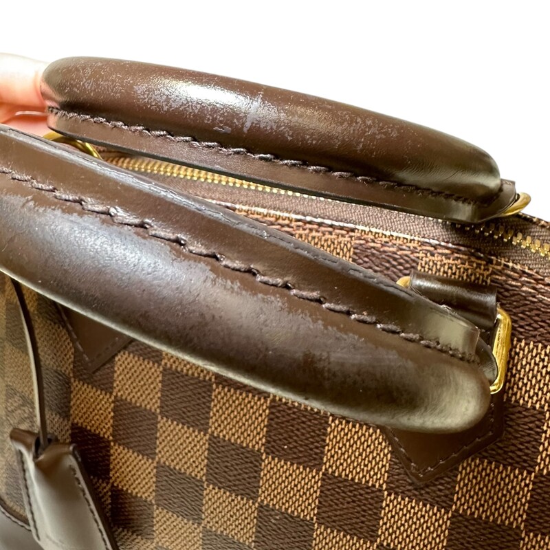 Louis Vuitton Alma BB Damier Ebene

Date Code: CT2201

Dimensions:
9.3 x 6.9 x 4.5 inches
(Length x Height x Width)

In very good condition. Light scuffs to the leather. Does not come with the locl

Comes with the original dust bag. No box.