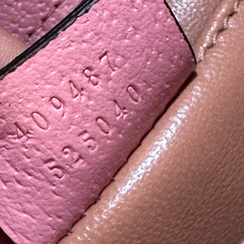 Gucci Padlock Berry Pink Crossbody<br />
<br />
Date Code: 40987 525040<br />
<br />
Dimensions:<br />
Shoulder Strap Drop: 19.75<br />
Height: 5.5<br />
Width: 7.75<br />
Depth: 3<br />
<br />
In very good condition. Light scuffs to the hardware.<br />
<br />
Does not come with the original dust bag or box.