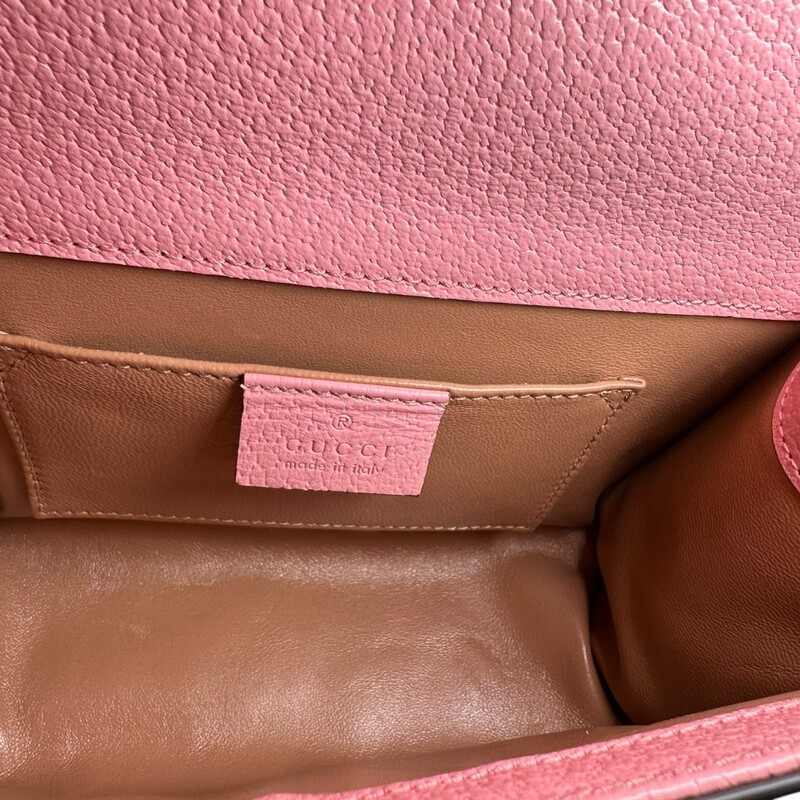 Gucci Padlock Berry Pink Crossbody<br />
<br />
Date Code: 40987 525040<br />
<br />
Dimensions:<br />
Shoulder Strap Drop: 19.75<br />
Height: 5.5<br />
Width: 7.75<br />
Depth: 3<br />
<br />
In very good condition. Light scuffs to the hardware.<br />
<br />
Does not come with the original dust bag or box.