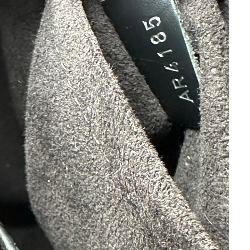 Louis Vuitton Twist Epi MM Black<br />
<br />
Date Code: AR4185<br />
<br />
Dimensions:<br />
9.1 x 6.7 x 3.7 inches<br />
(Length x Height x Width)<br />
<br />
In very good condition. Scratching to the hardware.<br />
<br />
Comes with the original dust bag. No box.