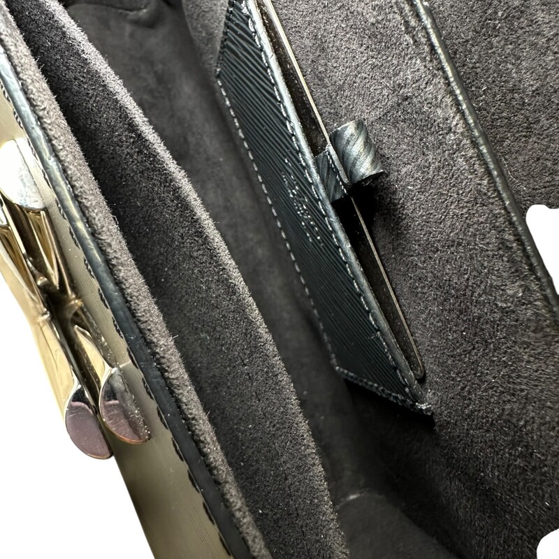 Louis Vuitton Twist Epi MM Black<br />
<br />
Date Code: AR4185<br />
<br />
Dimensions:<br />
9.1 x 6.7 x 3.7 inches<br />
(Length x Height x Width)<br />
<br />
In very good condition. Scratching to the hardware.<br />
<br />
Comes with the original dust bag. No box.