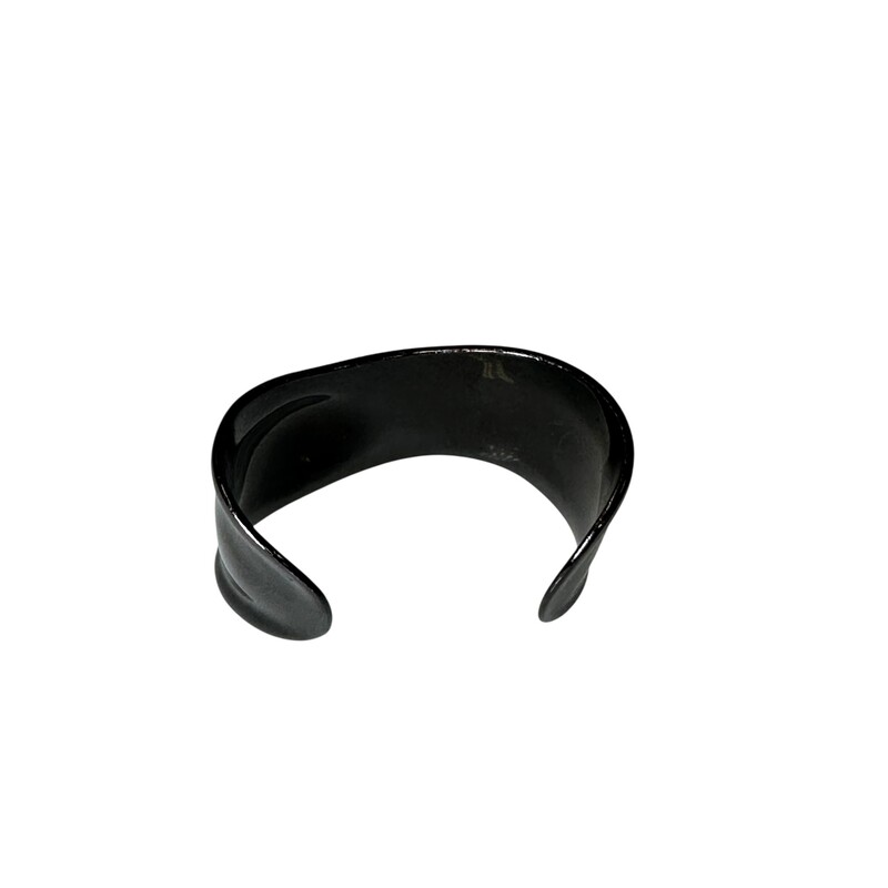 Tiffany & Co Bone Cuff Small Black<br />
<br />
In good codnition. Scratching to thed hardware.<br />
<br />
Comes with the original dust bag. No box.