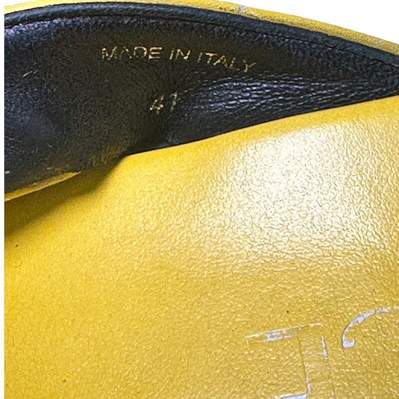Versace Chain Leather Sandals<br />
<br />
 Yellow,Gold<br />
<br />
 Size: 41<br />
<br />
In good condition, Some scratches and rubbed off logo on soles.<br />
<br />
Does not come with original dust bag or box.
