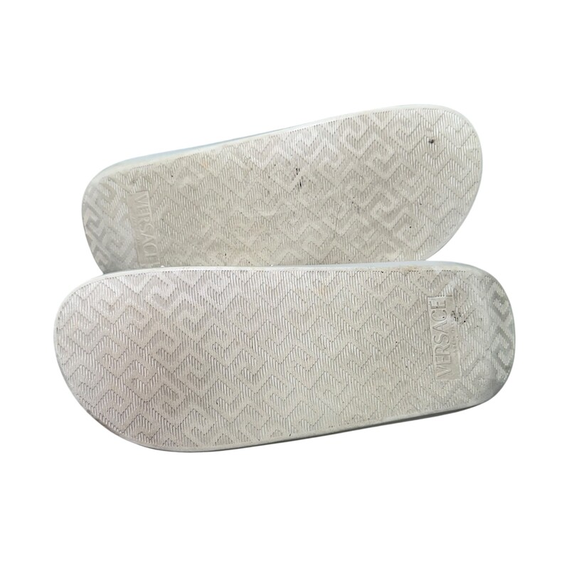 Versace Medusa Slides White<br />
<br />
Size: 41<br />
<br />
In good condition.<br />
<br />
Does not come with the original dust bag or box.