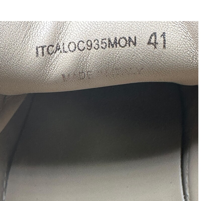 Burberry Nova Check Sneakers<br />
<br />
Black<br />
<br />
 Size: 41<br />
<br />
In very good condition.<br />
<br />
Code: ITCALOC935MON<br />
<br />
Does not come with original dustbag or box.