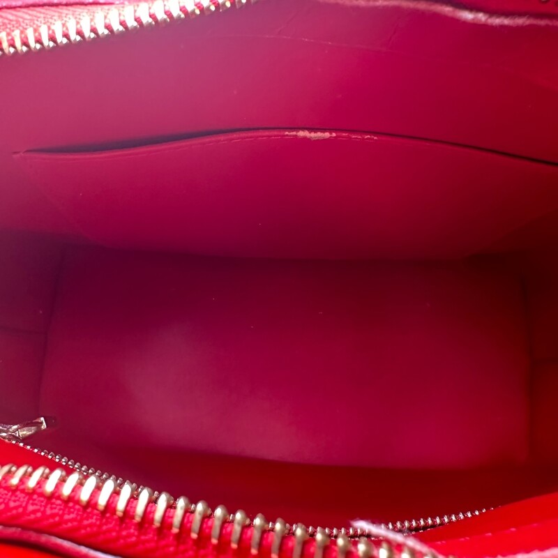 Louis Vuitton Houston Red Vernis<br />
<br />
Date Code: CA0061<br />
<br />
Dimensions:<br />
Length: 12.00 in<br />
Width: 6.00 in<br />
Height: 10.00 in<br />
Drop: 7.00 in<br />
<br />
In very good condition. Light marks on the bottom of the bag. Some light scratches<br />
<br />
Does not come with the originial dust bag or box.
