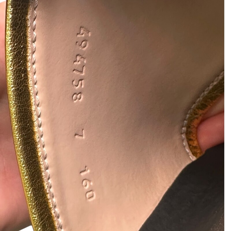 Gucci Pursuit Cube Sandals<br />
<br />
Mens size 7 woman 8.5<br />
<br />
Style Code: 494758 160<br />
<br />
In excellent condition.<br />
<br />
Comes with original dust bag and box.