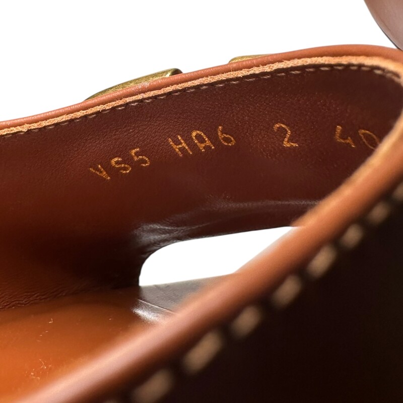 Valentino V Logo Leather 60mm Slides<br />
<br />
Size 40<br />
<br />
Style Code: VS5 HSA6 2<br />
<br />
In very good condition. Some minor scuffs on the leather on the right shoe.<br />
<br />
Does not come with original dust bag or box.
