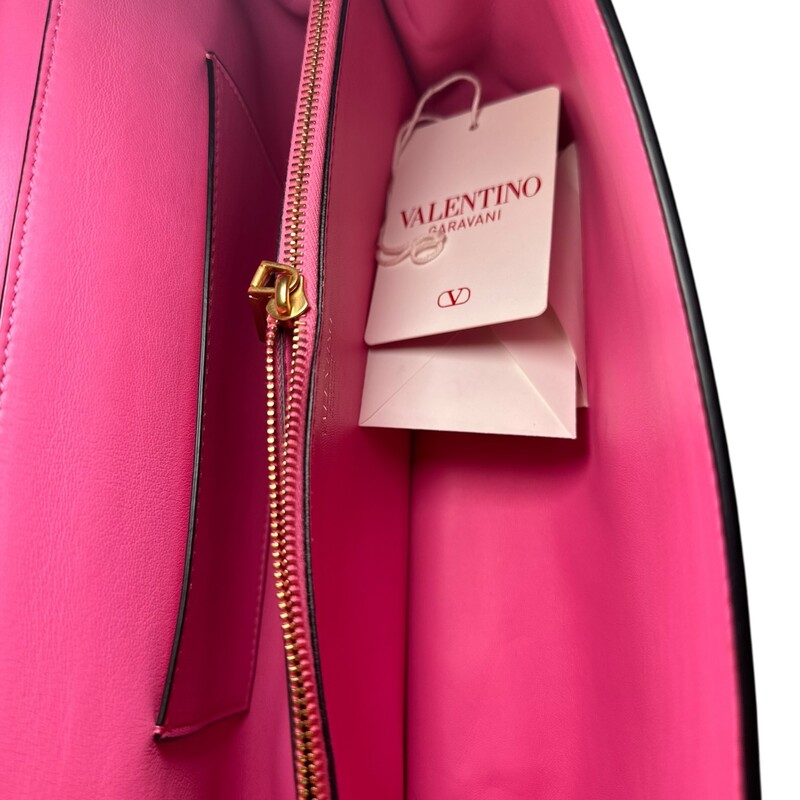 Valentino V Loco Flap Chain Bag<br />
<br />
<br />
Dimensions:10.5 L x 5 H inches<br />
<br />
In good condition. Some marks on the back of the leather.<br />
<br />
Comes with original dust bag and box.
