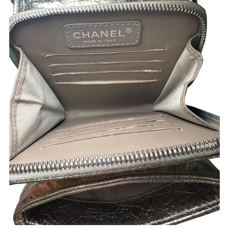 Chanel Clams Metallic Wallet On A Chain

Serial Code: 16247070

Dimensions:
Height: 6 x Width: 5.5 xDepth: 1.75 inches

In very good condition. Minor scratching on hardware.

Doe not come with original dust bag or box.