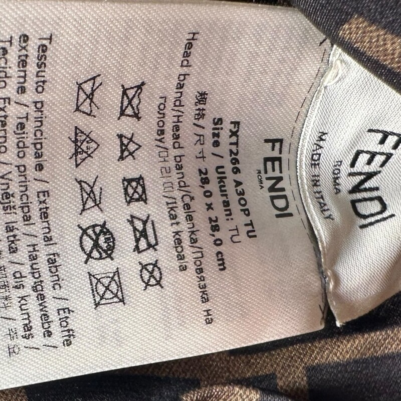 Fendi Logo  Silk Zucca Print Head Band

In excellent condition. Like New.

Comes with original dust bag and box.