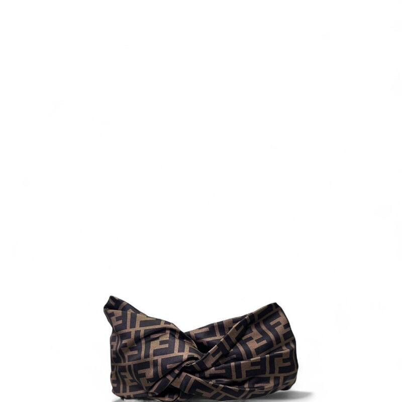Fendi Logo  Silk Zucca Print Head Band

In excellent condition. Like New.

Comes with original dust bag and box.