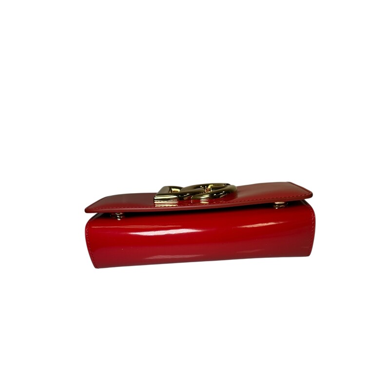 Dolce & Gabbana Shiny Calfskin Chain Crossbody with card holder<br />
<br />
Dimensions:<br />
H10.5cm x W18.5cm x D5cm approx.<br />
<br />
In very good condition. Minor hadware scratches.<br />
<br />
Does not come with original dust bag or box.