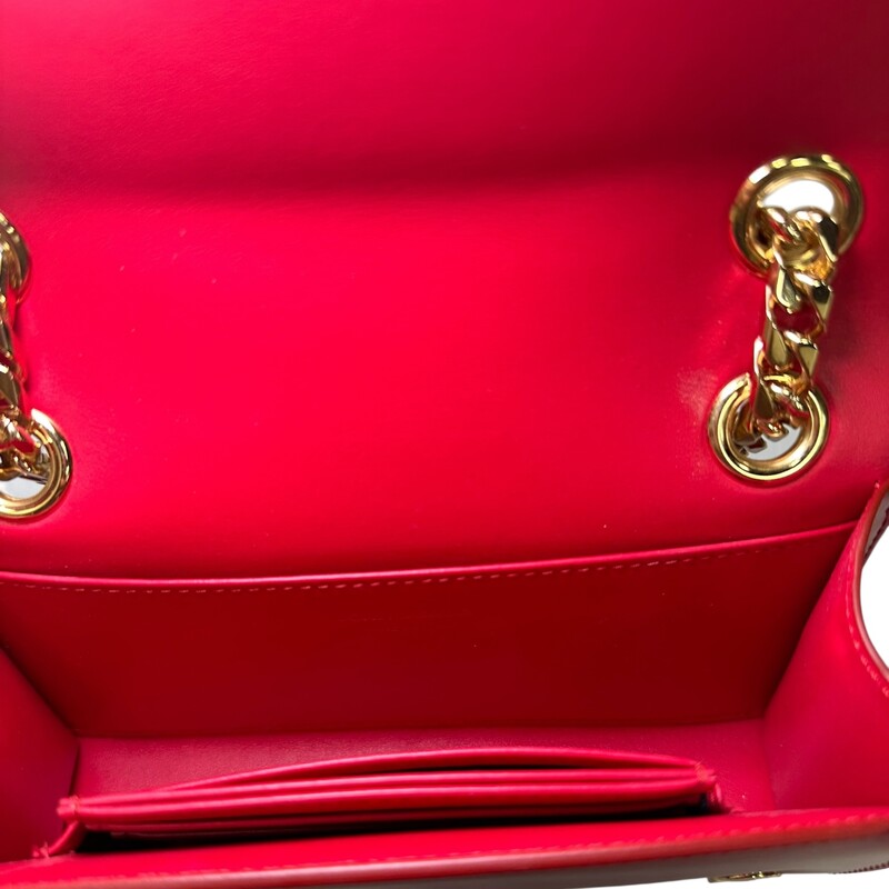 Dolce & Gabbana Shiny Calfskin Chain Crossbody with card holder<br />
<br />
Dimensions:<br />
H10.5cm x W18.5cm x D5cm approx.<br />
<br />
In very good condition. Minor hadware scratches.<br />
<br />
Does not come with original dust bag or box.