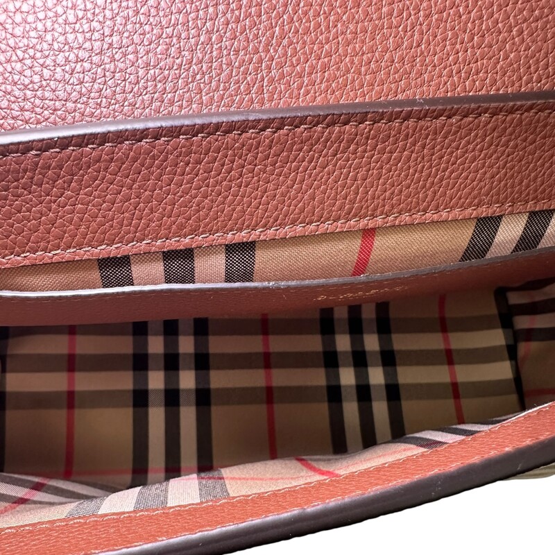 Burberry Note Vintage Check Pattern  Crossbody

Serial Code:ITPELMAG8526PRA

Dimensions:10 W x 7 H x 3 D inches

In excellent condition. Like new.

Comes with original dust bag and box.