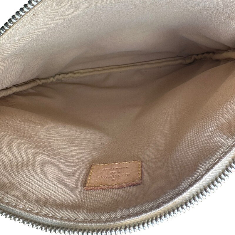 Louis Vuitton Bosphore Damier Azur Crossbody<br />
<br />
Date Code:MI4028<br />
<br />
Dimensions:10 L x 10 H inches<br />
<br />
In very good condition. Some corner wear and minor water marks on the leather.<br />
<br />
Does not come with original dust bag or box.