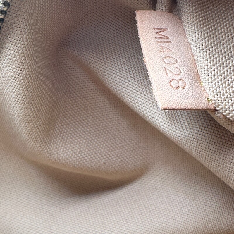 Louis Vuitton Bosphore Damier Azur Crossbody<br />
<br />
Date Code:MI4028<br />
<br />
Dimensions:10 L x 10 H inches<br />
<br />
In very good condition. Some corner wear and minor water marks on the leather.<br />
<br />
Does not come with original dust bag or box.
