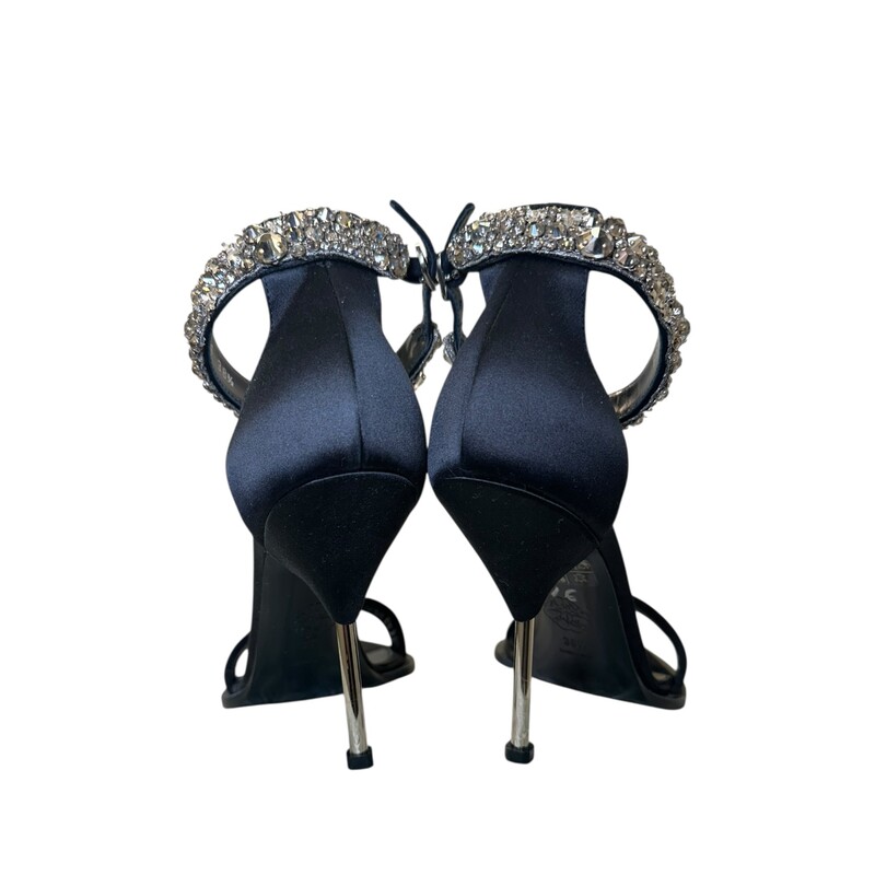 Alexander Mcqueen Black Embelished Satin

Size: 38.5

Good Condition. No visible signs of wear

Does not come with original dust bag or box