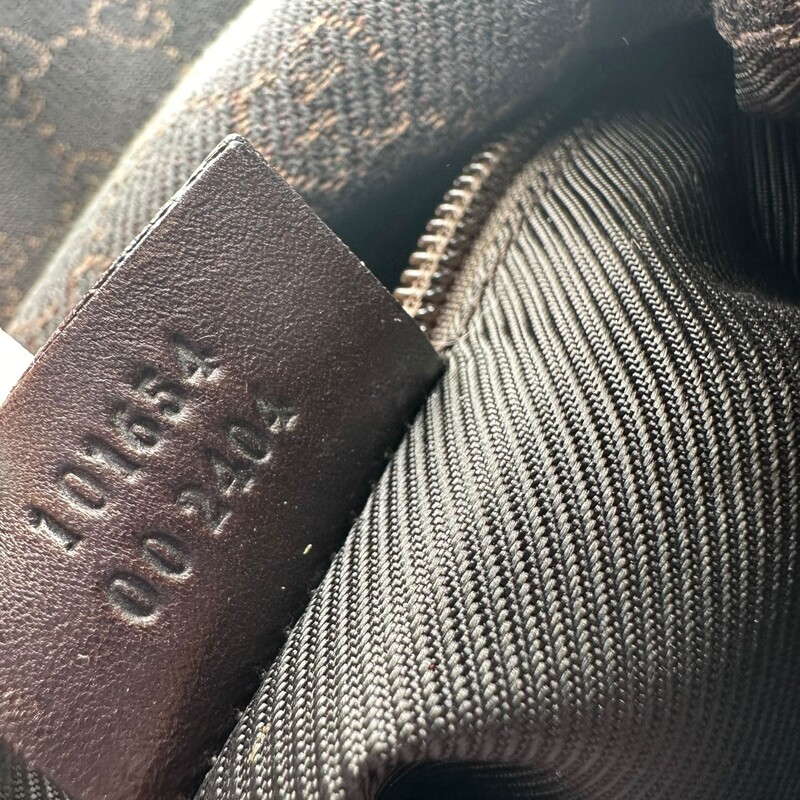 Gucci Monogram Brown Crossbody

Date Code: 101654 002404

Dimensions: 12 L X 10 H inches

In very good condition. Some minor scratching of the hardware.

Comes with original dust bag. No box.