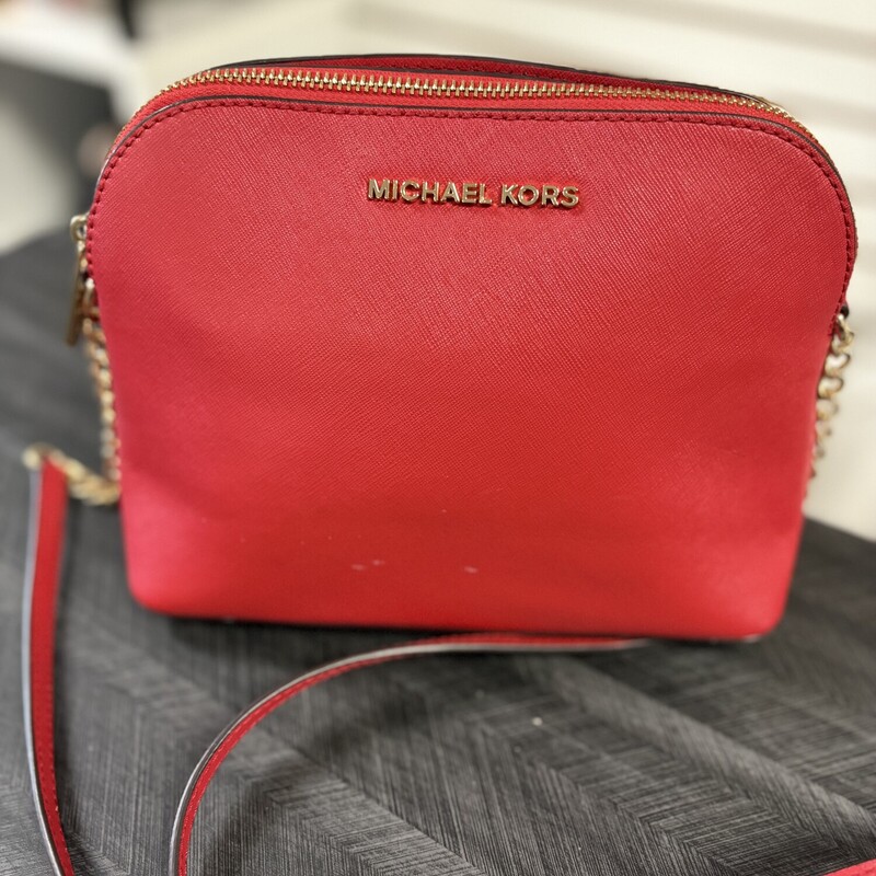 Red Michael Kors, Size: 9x7 In
** Has a few marks inside **